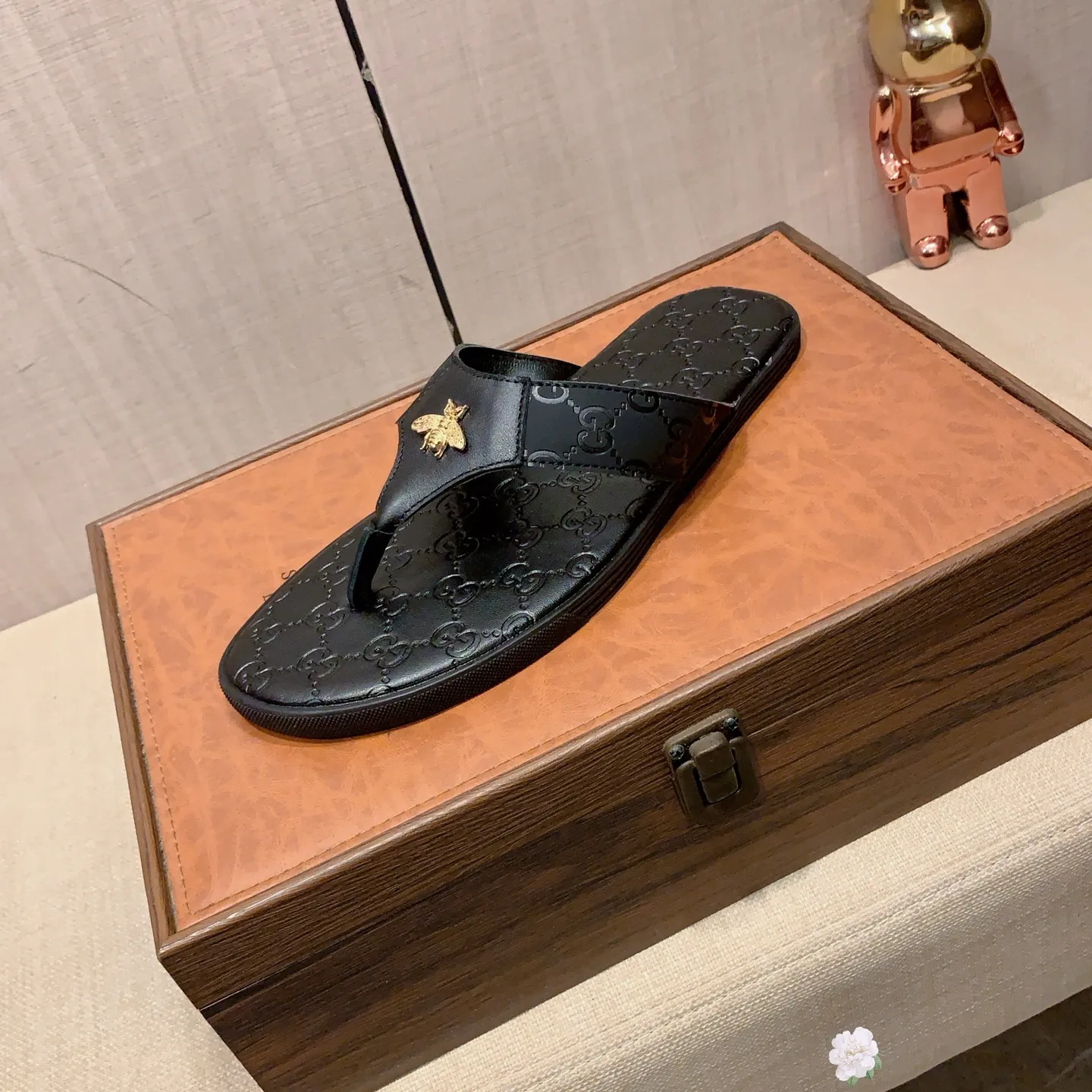 Slippers: New model: Factory price: 240💰💰🎩🎩🔥🔥《 Gucci* 》Series of slippers top purchasing agent🔍🔍Sold simultaneously for men, original Italian imported webbing made of selected cowhide, exquisite workmanship,), sole: (super comfortable) original factory special sole, ⚠️exclusive double-layer movable molded sole super comfortable⚠️, real shot🎬the real thing is more beautiful🔍🔍266 regular code 38-45,